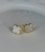 Load image into Gallery viewer, Little Clover Earrings
