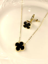 Load image into Gallery viewer, Little Clover Necklace
